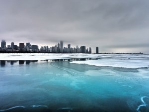 Обои для рабочего стола: Озеро у зимнего горо...