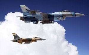 F16-S над облаками - скачать обои на рабочий стол