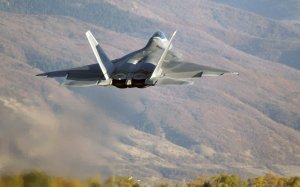 Обои для рабочего стола: F22 над горами