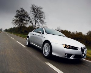 Обои для рабочего стола: Alfa Romeo на скорос...