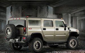 Обои для рабочего стола: Hummer на парковке