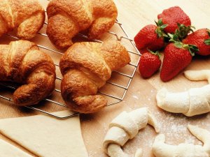 Обои для рабочего стола: Круасаны с клубникой