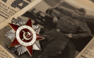 Обои для рабочего стола: Орден на газете
