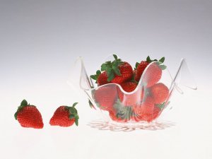 Обои для рабочего стола: клубничка в вазе