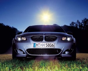 Обои для рабочего стола: BMW на фоне луны