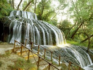 Обои для рабочего стола: Завораживающий водоп...