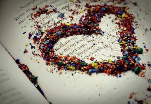 Обои для рабочего стола: Сердце в книге
