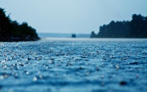 Обои для рабочего стола: Дождь в море