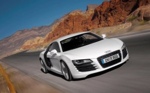 Обои для рабочего стола: Audi R8 на дороге