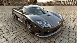 Koenigsegg на площади - скачать обои на рабочий стол