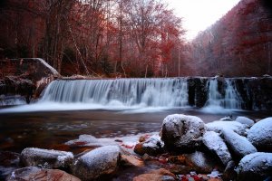 Обои для рабочего стола: Вода у водопада