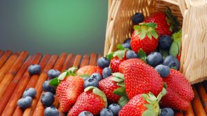 Обои для рабочего стола: Клубнично-черничная ...