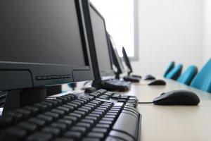 Обои для рабочего стола: Компьютерный зал