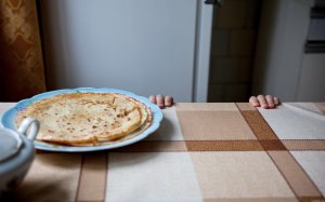 Обои для рабочего стола: Пальчики на столе