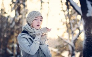 Обои для рабочего стола: Игра со снегом