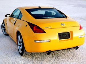 Обои для рабочего стола:  Nissan в желтом