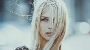 Обои для рабочего стола: В белых волосах