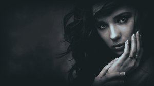 Обои для рабочего стола: Девушка в черно-бело...