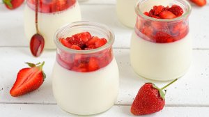 Обои для рабочего стола: Йогурт с клубникой