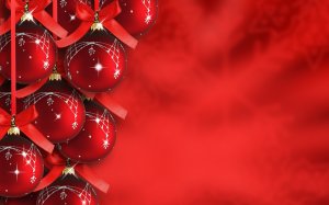 Обои для рабочего стола: Гроздь елочных украш...