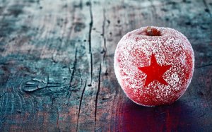 Обои для рабочего стола: Яблоко в сахарной пу...
