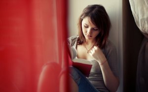 Обои для рабочего стола: За книгой