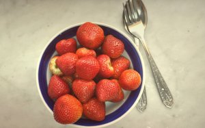 Обои для рабочего стола: Клубника в тарелке