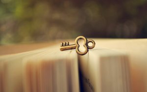 Обои для рабочего стола: Ключик на книге