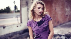 Обои для рабочего стола: Наивная блондинка