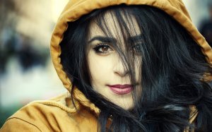 Обои для рабочего стола: Девушка в капюшоне