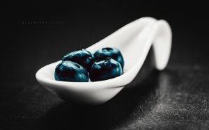 Обои для рабочего стола: Черника на ложечке