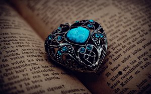 Обои для рабочего стола: Сердце среди страниц