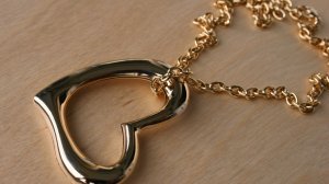 Обои для рабочего стола: Сердце на цепочке