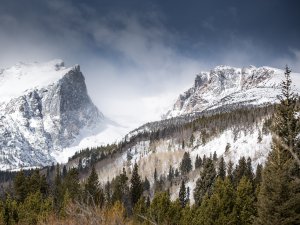 Обои для рабочего стола: Снегом занесенные го...