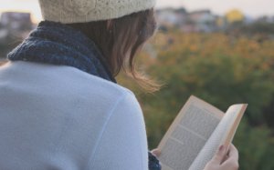 Обои для рабочего стола: За чтением книги