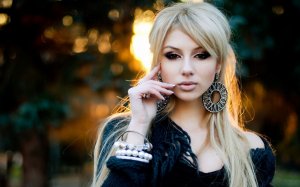Обои для рабочего стола: В декоративных серьг...