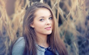 Обои для рабочего стола: Улыбчивая девушка