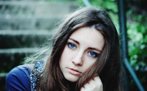Обои для рабочего стола: Голубые глаза девушк...