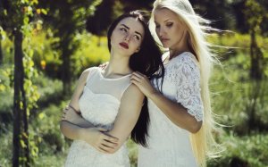 Обои для рабочего стола: Блондинка и брюнетка
