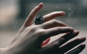 Обои для рабочего стола: Кольцо на пальце