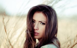 Обои для рабочего стола: Взгляд в фотокамеру