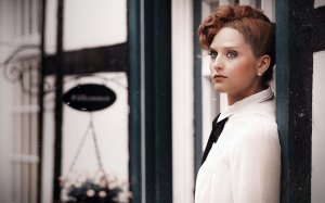 Обои для рабочего стола: Деловая и задумчивая