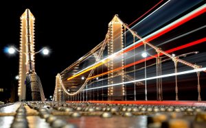 Обои для рабочего стола: Освещенная мостова