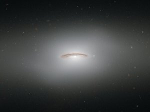 Обои для рабочего стола: Галактика NGC 4526