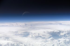 Обои для рабочего стола: Луна над облаками