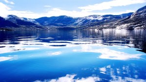 Обои для рабочего стола: В водах холодного оз...