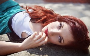 Обои для рабочего стола: Лежа на асфальте