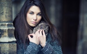 Обои для рабочего стола: Кутаясь в воротник