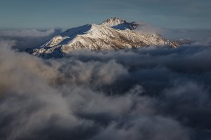 Обои для рабочего стола: Туманные горы