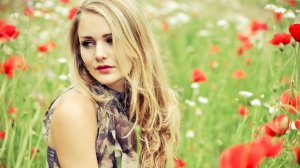 Обои для рабочего стола: Блондинка в маковом ...